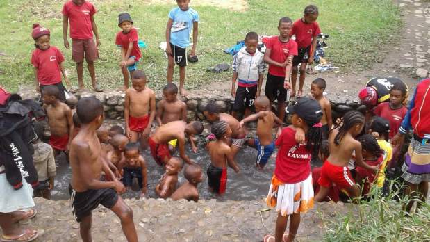 Les élèves de l’école Nomentsoa découvrent Ranomafana